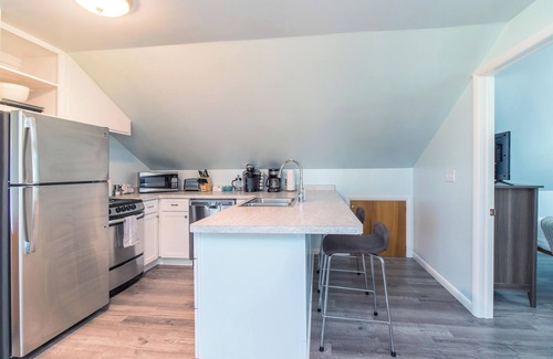 Niobe House | Lakefront w Dock, Pet Friendly, Spacious Yard