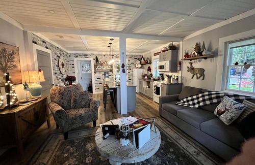 Youbou Cottage | LAKEFRONT -w- HOT TUB 100+yr Old Railway Cottage