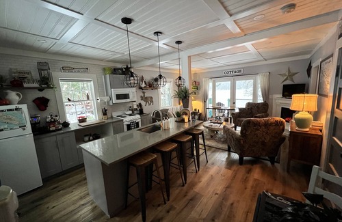 Youbou Cottage | LAKEFRONT -w- HOT TUB 100+yr Old Railway Cottage