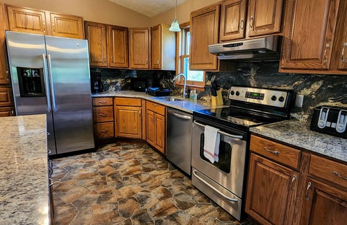 White Haven Cabin | LAKEFRONT w/ HOT TUB/ GAME ROOM/ FIREPIT/ 5 MIN TO SKI/ sleeps 12 / Pet Friendly