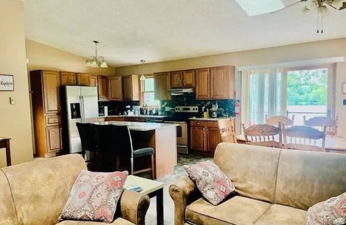 White Haven House | LAKEFRONT w/HOT TUB/GAME ROOM/FIREPIT/5 MIN TO SKI/sleeps 12/Pet Friendly