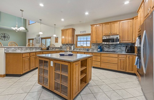 Kent County House | Lakefront W/Private Beach, Pool, Hot Tub, Golf Simulator, Projector, Bar & more