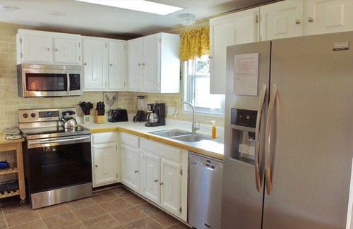 Pocono Summit House | Lakefront w Sauna/Hot Tub/Boats/Beach/Firepit/Pool table,close to Kalahari & Ski