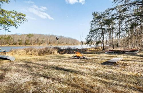 Points House | Lakefront w Water Toys Deck Fire Pit & Grill