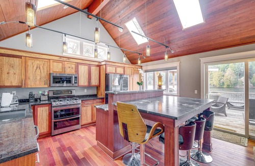 Silverdale House | Lakefront Washington Home w/Grill, Dock & Kayaks!