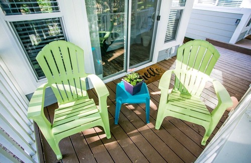 Steele Creek Cabin | Lakefront Water Studio Cabin with Porch #11