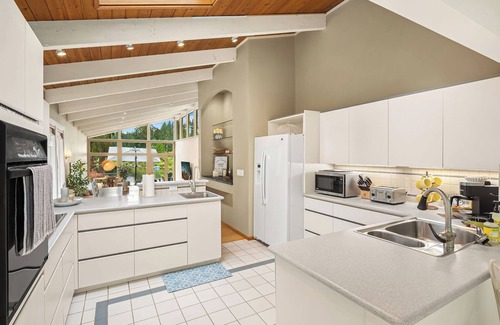 Leota House | Lakefront Woodinville Seattle Wine Country 3 BDRM 3 BTH House w English Garden