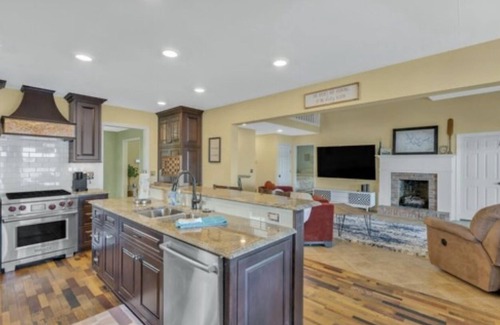 Jasper House | LAKEFRONT-YEAR ROUND WATER- FEW STAIRS TO WATER! Boat slip!