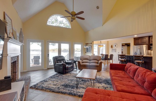Jasper House | LAKEFRONT-YEAR ROUND WATER- FEW STAIRS TO WATER! Boat slip!