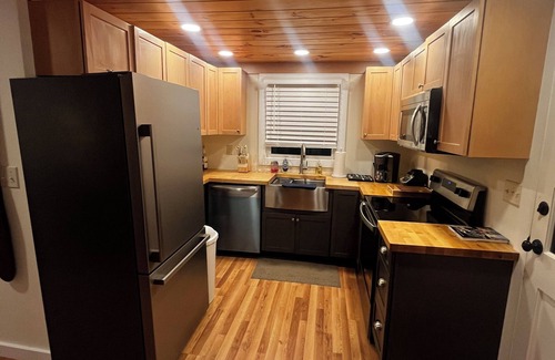 Tamassee House | LAKEHOUSE 2-bedroom with dock and outdoor dining in Tamassee