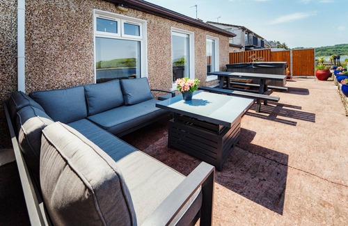 Pontoon Apartment | Lakehouse Apartment With Hot Tub & Sauna , Stunning Views On The Lake
