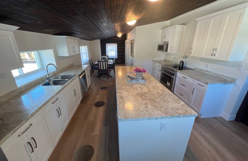 Ontario Cottage | Lakehouse Chalet by the Beach!