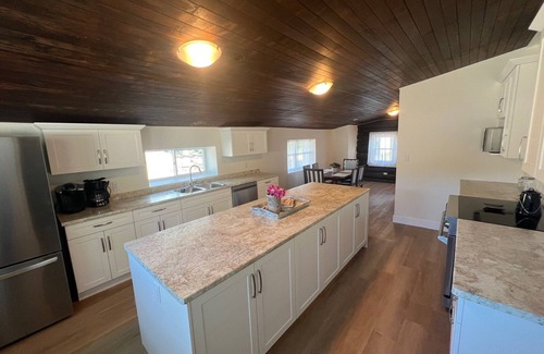 Ontario Cottage | Lakehouse Chalet by the Beach!