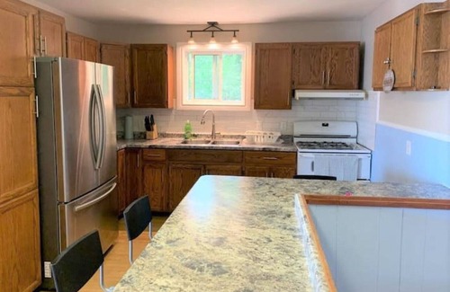 South Bruce Peninsula Ski Chalet | LAKEHOUSE CHALET on Sky Lake, 5 Bed, Majestic Sunsets and Spacious living