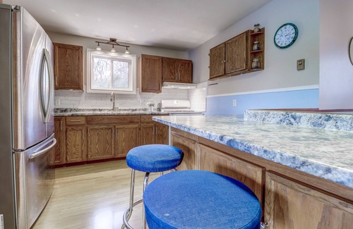 South Bruce Peninsula Ski Chalet | LAKEHOUSE CHALET on Sky Lake, 5 Bed, Majestic Sunsets and Spacious living
