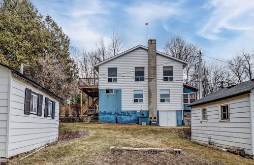 South Bruce Peninsula Ski Chalet | LAKEHOUSE CHALET on Sky Lake, 5 Bed, Majestic Sunsets and Spacious living