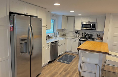 Paupack House | Lakehouse Getaway – Modern Comfort on Lake Wallenpaupack with Boat Slip