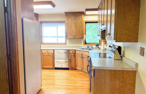 Annandale House | Lakehouse + Guesthouse Retreat with hot tub - Pontoon & Jet Ski Rental