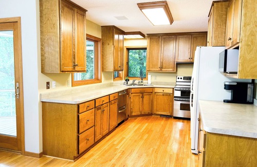 Annandale House | Lakehouse + Guesthouse Retreat with hot tub - Pontoon & Jet Ski Rental