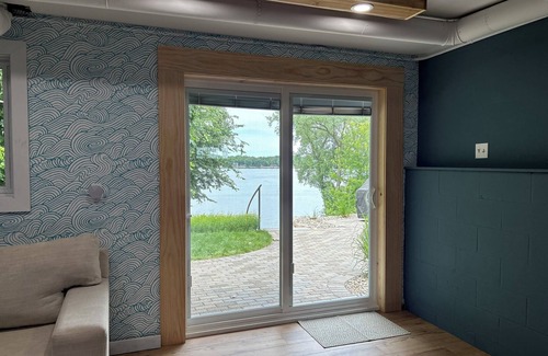 Annandale House | Lakehouse + Guesthouse Retreat with hot tub - Pontoon & Jet Ski Rental