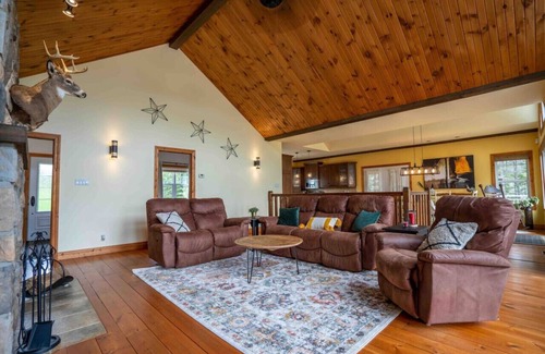Saint Come House | Lakehouse Hot Tub Private Beach Pool Table