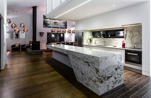 Queenstown House | Lakehouse Joela | Award winning luxury home | Close to central Queenstown