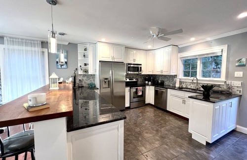 New Fairfield House | Lakehouse; Kayaks, Grill, FirePit, Gym, Movie Room, Pool Table, Air Hockey etc!