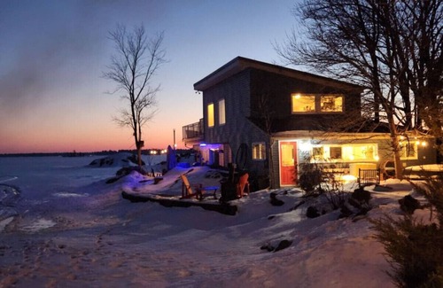 Gravenhurst Apartment | Lakehouse Loft with Roof Terrace & Wood Cedar Spa