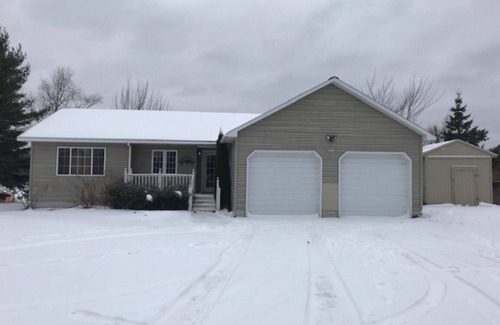 Christmas House | Lakehouse near Pictured Rocks, with Hot Tub, walking distance to Casino & Bars!
