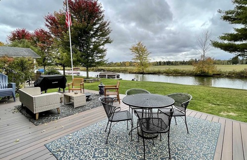Conneaut Lakeshore House | Lakehouse on the Canal