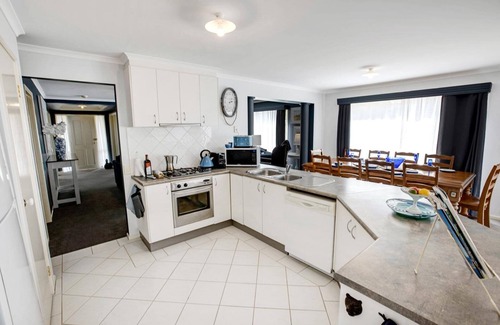 Paynesville House | Lakehouse on Waverley - Looking for a peaceful, relaxing getaway?