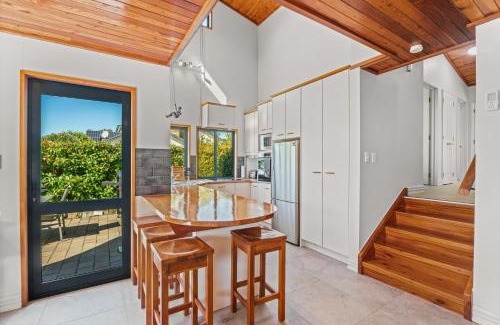 Wanaka House | Lakehouse Retreat - Wanaka Holiday Home