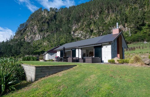North Island House | Lakehouse Retreat - Whakamaru Holiday Home