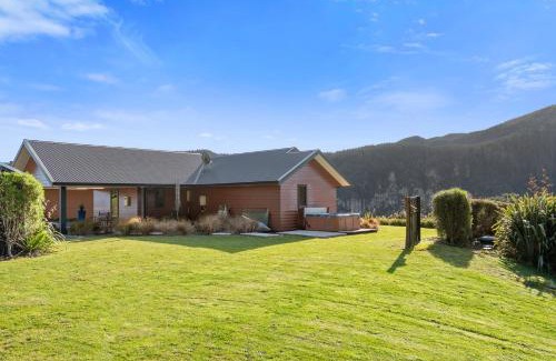 North Island House | Lakehouse Retreat - Whakamaru Holiday Home