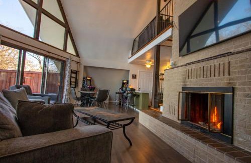 Alvarado House | Lakehouse Retreat with Hot Tub