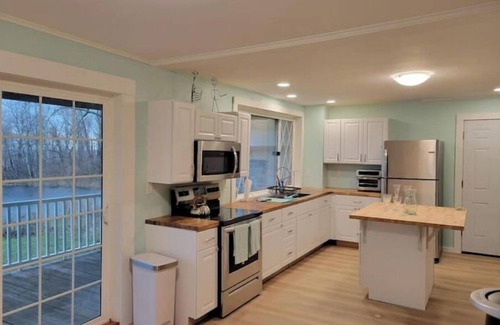 Ripley House | Lakehouse Vineyard on Lake Erie!