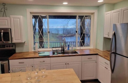 Ripley House | Lakehouse Vineyard on Lake Erie!