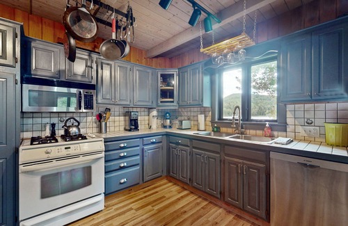 Eden House | Lakehouse, waterfront, dock, kayaks, wifi, grill, outdoor dining, ping-pong, w/d