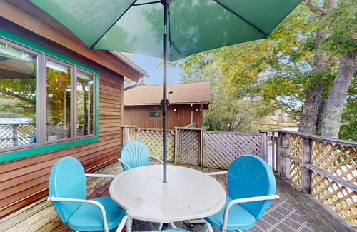 Eden House | Lakehouse, waterfront, dock, kayaks, wifi, grill, outdoor dining, ping-pong, w/d