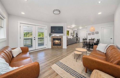 South Colby House | Lakehouse With Hot Tub, Covered Patio, Outdoor Fire-pit and BBQn