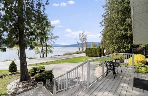 Blind Bay House | Lakehouse with Private Beach