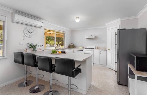 Allanson Cottage | Lakehouse with private lake access and beach