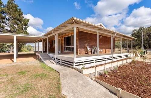 Allanson Cottage | Lakehouse with private lake access and beach