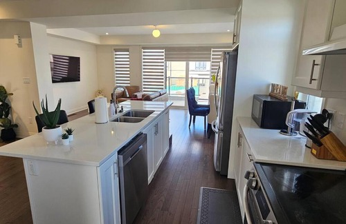 Clarington Villa | Lakehouse with Rooftop View - Long-Term Only