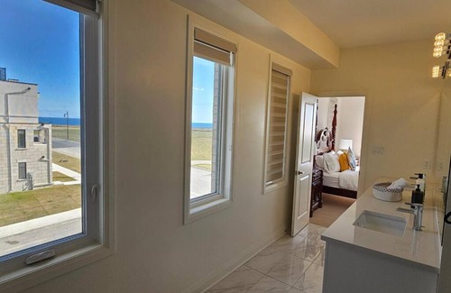 Clarington Villa | Lakehouse with Rooftop View - Long-Term Only