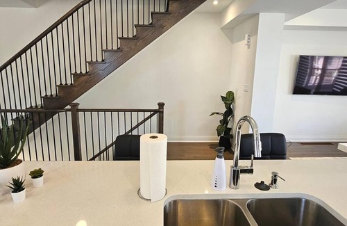 Clarington Villa | Lakehouse with Rooftop View - Long-Term Only