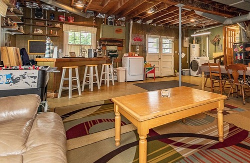 Ashtabula House | Lakehurst Bungalow – Stunning Lake Erie Views & Relaxation Await