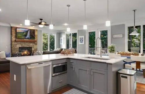 Mayhew House | Lakeland Cove nHot Tub Game Room Lake Access