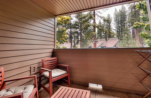 South Lake Tahoe Apartment | Lakeland Getaway – Walk to Lake!