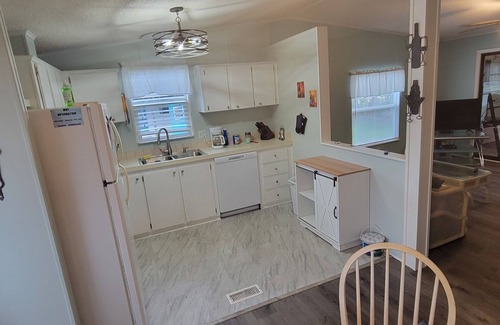 Fussels Corner House | Lakeland living in a safe golf community. Close to shopping and dining.